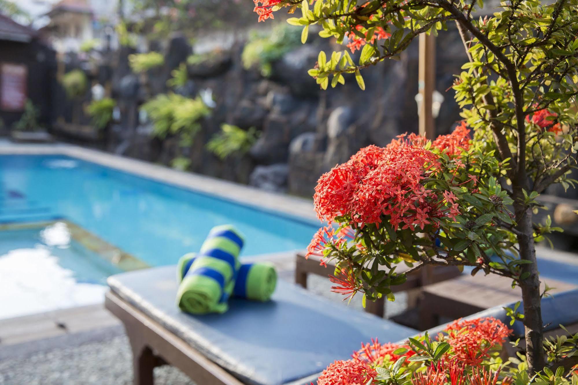 Surya Tropical Kuta Hotel Кута Екстериор снимка
